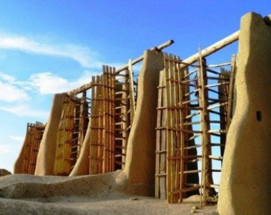 Những chiếc cối xay gió cổ đại ở thị trấn của Iran