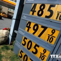 Giá dầu thô Mỹ rơi xuống dưới mốc 100 USD mỗi thùng