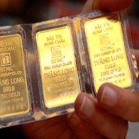 Vàng trong nước bỏ mặc thế giới