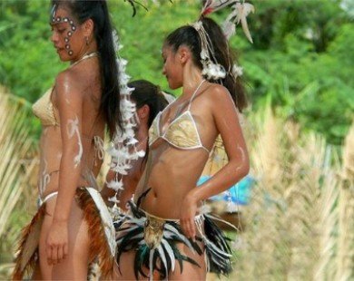 Bộ lạc của những ’tiên nữ’ quanh năm mặc thiếu vải