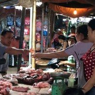 Dọa bão sắp đổ bộ, tiểu thương tha hồ hét giá