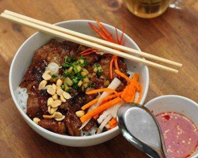 Ăn thử bún thịt nướng tẩm mật ong phố Hoàng Quốc Việt