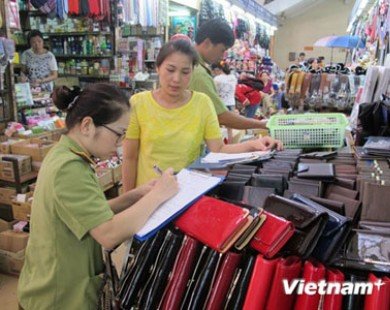 Hà Nội: Ký cam kết không kinh doanh hàng lậu tại chợ Đồng Xuân