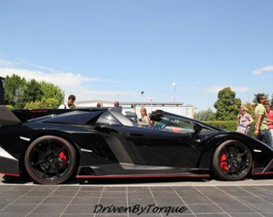 Siêu xe Veneno Roadster hút khách tại trụ sở Lamborghini