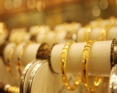 Domestic gold prices fall to four-week low