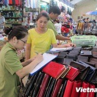 Hà Nội: Ký cam kết không kinh doanh hàng lậu tại chợ Đồng Xuân