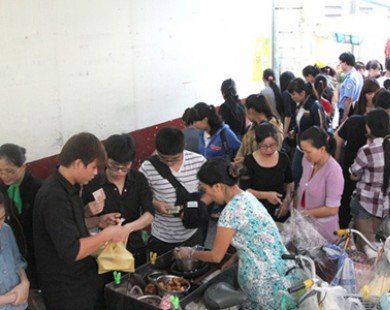 Xếp hàng mua đồ ăn giá 15.000 đồng ở hẻm nhỏ Sài Gòn
