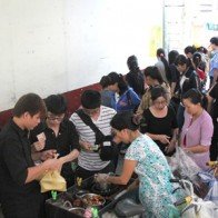 Xếp hàng mua đồ ăn giá 15.000 đồng ở hẻm nhỏ Sài Gòn