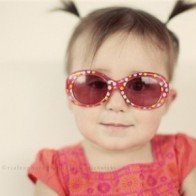 Cho bé đeo kính râm: Lợi hay hại?