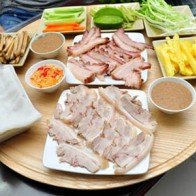 Bánh tráng cuốn mâm gỗ khu Thành Công