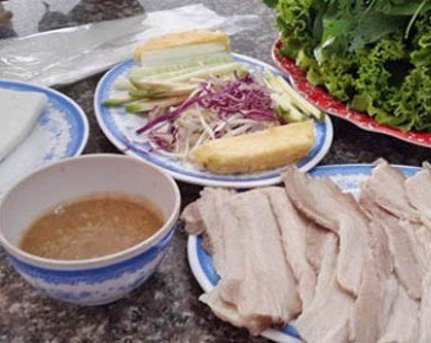 Lạ miệng bánh tráng cuốn thịt heo quay phố Nguyễn Ngọc Vũ