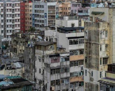 Hong Kong: BĐS quá đắt đỏ, người nghèo phải sống trên nóc các tòa nhà