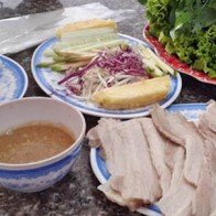 Lạ miệng bánh tráng cuốn thịt heo quay phố Nguyễn Ngọc Vũ