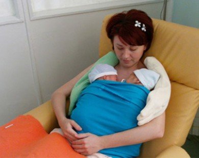 Trăm điều lợi của việc mẹ ôm ấp ngay em bé vừa chào đời