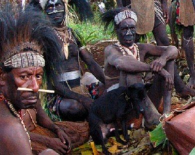 Rợn người tục ăn tro cốt người chết của bộ tộc trong rừng Amazon
