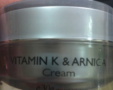 Thu hồi kem bôi mặt Simetria Vitamin K & Arnica Cream gây dị ứng