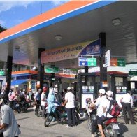 Lãi khủng, xăng dầu “cứng đầu” không chịu giảm giá