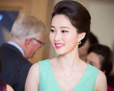 Hoa hậu Thu Thảo xuất hiện rạng ngờ tại Hà Nội