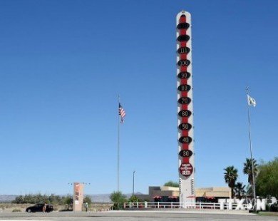Hình ảnh chiếc nhiệt kế cao nhất thế giới đặt tại California
