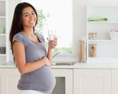 Tại sao việc mẹ bầu uống nước lại quan trọng với thai nhi?