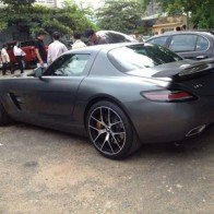 Siêu xe cánh chim của nhà chồng Hà Tăng đi đăng ký biển số