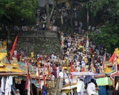 Thừa Thiên-Huế: Hàng vạn khách dự lễ hội truyền thống Hòn Chén