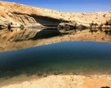 Kì lạ hồ nước bỗng nhiên xuất hiện ở sa mạc