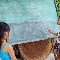 Cô bé 8 tuổi dạy học miễn phí