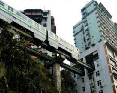 Tàu điện trên cao đi xuyên qua nhà chung cư tại Trung Quốc