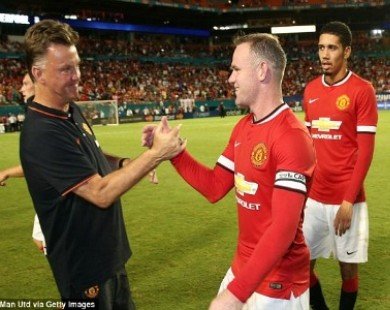 HLV Van Gaal trao băng đội trưởng M.U cho Rooney