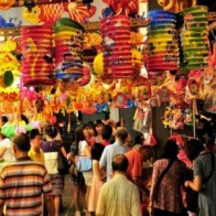 Tháng Tám: Tưng bừng mùa Lễ hội trên Đảo quốc sư tử