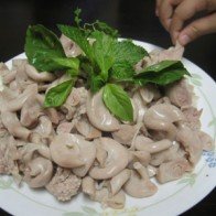 Siêu thị Nhật treo bảng giá bán lòng lợn bằng tiếng Việt