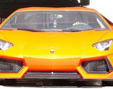 “Ca sỹ đánh bạn gái” Chris Brown lái Lamborghini Aventador rực rỡ