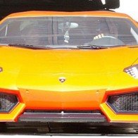 “Ca sỹ đánh bạn gái” Chris Brown lái Lamborghini Aventador rực rỡ