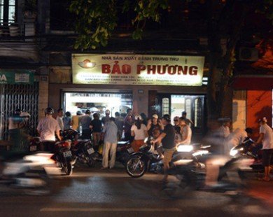 Dân Hà Nội xếp hàng đêm chờ mua bánh trung thu cổ truyền
