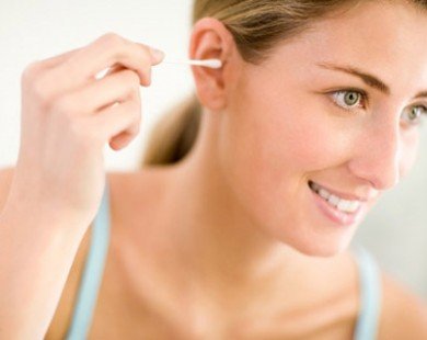 Sử dụng tăm bông dễ gây điếc tai