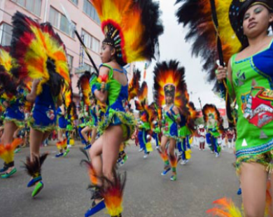 Rực rỡ lễ hội Quốc khánh tại Bolivia
