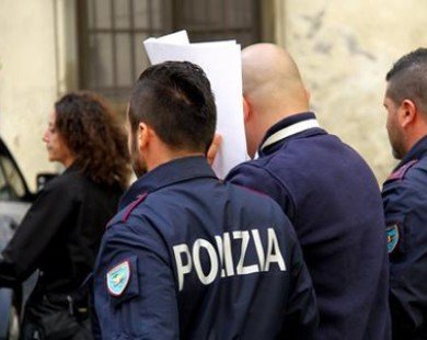 Cảnh sát Italy tịch thu 120.000 món hàng hiệu 
