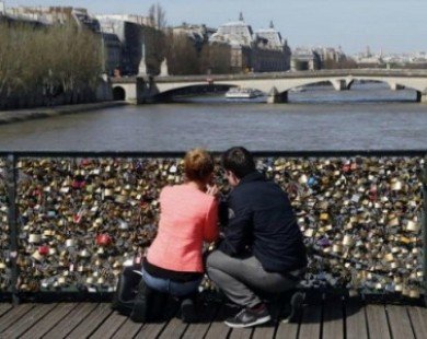 Paris kêu gọi du khách chụp ảnh thay cho treo khóa tình yêu