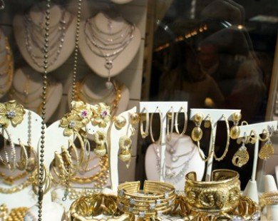 Nhân tố Ukraine giúp vàng trụ vững trên mốc 1.300 USD mỗi ounce