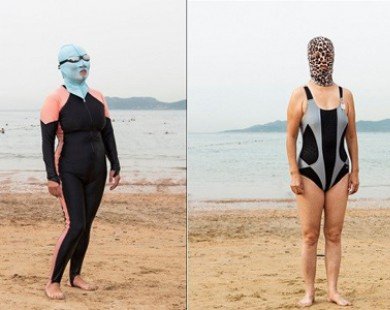 Phụ nữ Trung Quốc lên cơn sốt diện “bikini mặt” khi ra biển