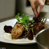 Nhà hàng chuyên chế biến món ăn từ… thực phẩm dư thừa