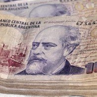 Ngân hàng quốc tế mua nợ của Argentina từ các quỹ đầu tư Mỹ