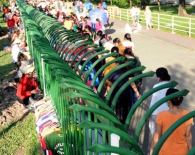 Chợ công nhân sau hàng rào sắt ở Sài Gòn