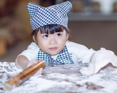 Con gái hoa hậu Trần Thị Quỳnh ngộ nghĩnh, đáng yêu học làm bánh