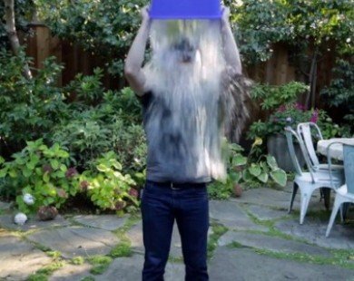 Ông chủ Facebook xuất hiện với hình ảnh ụp xô nước lên đầu