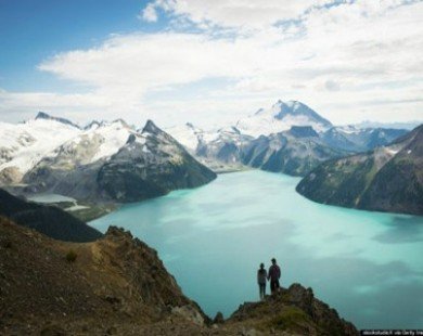 Hồ núi lửa đẹp như tiên cảnh ở Canada