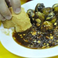 Cút lộn xào me chấm bánh mì ở Hà Nội