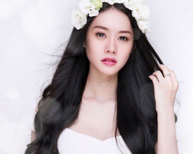 Á hậu Linh Chi diện váy xẻ sâu khoe vòng 1 trắng ngần