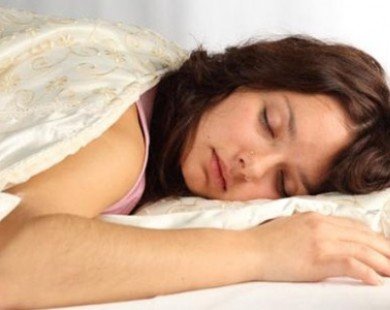 Nguy cơ mắc ung thư từ một thói quen gần như ai cũng có khi ngủ